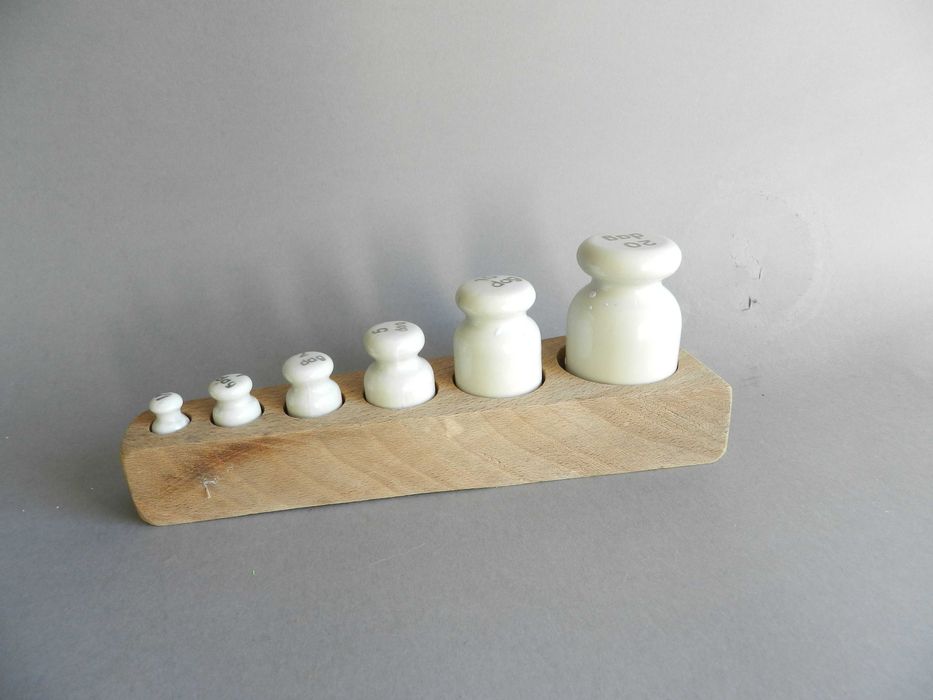 stare porcelanowe odważniki do wagi szalkowej