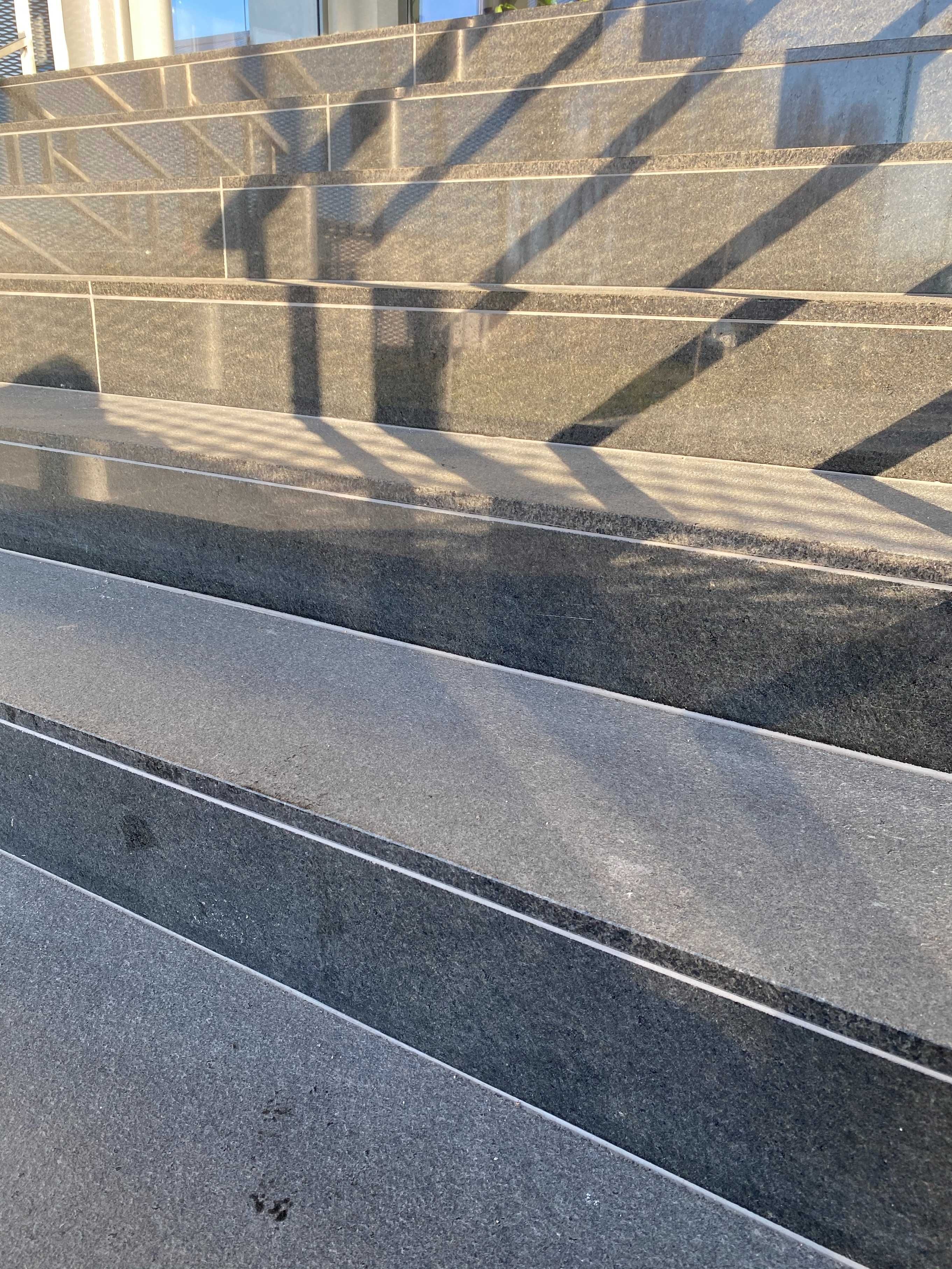 Granit G695 Black Andesit – płomieniowany kamień na schody zewnętrzne