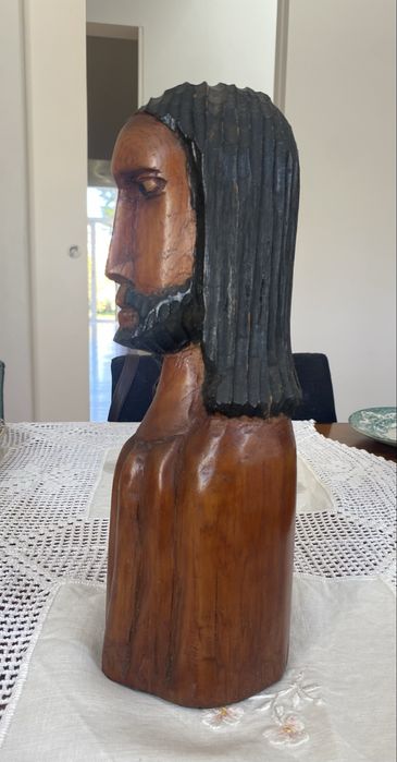 Escultura de Cristo em madeira — feita à mão