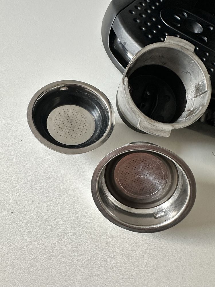 Ekspres kolbowy do kawy ze spieniaczem DeLonghi EC201CD.B