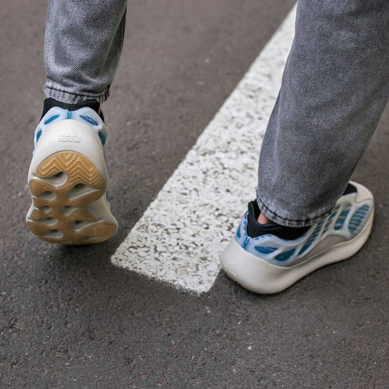 Damskie buty Yeezy Boost 700 V3 "Kyanite" meskie sneakersy 37 - 45