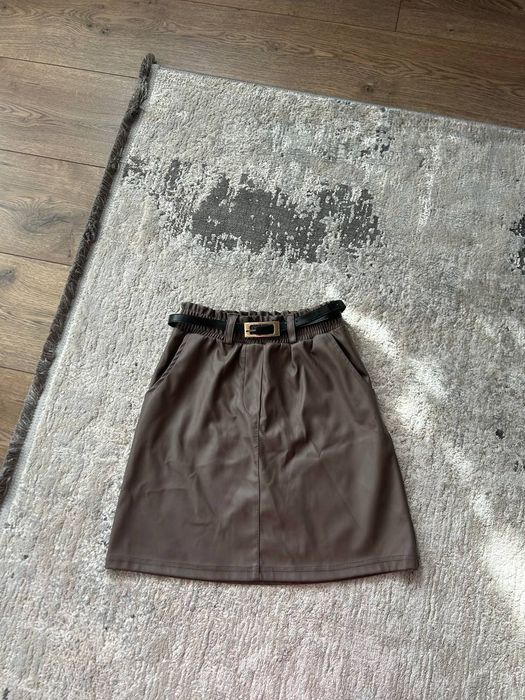 Коричнева шкіряна спідничка з поясом