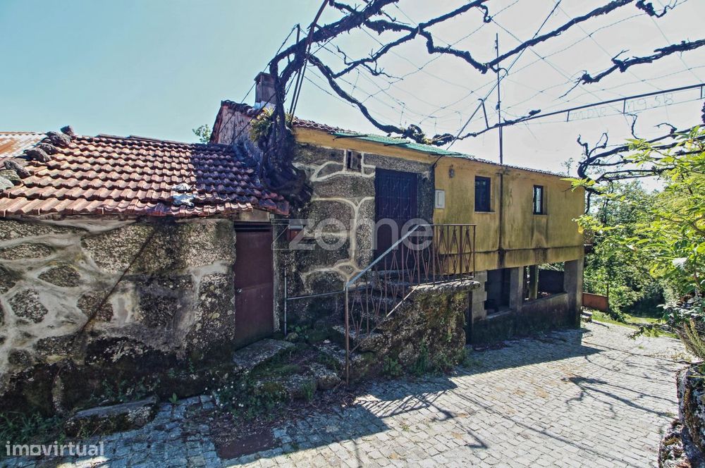 Moradia p/ restauro em Bustelo, Terras de Bouro