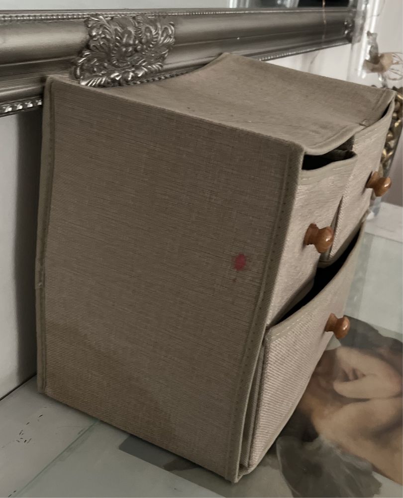 Półeczka z szufladami z materiału