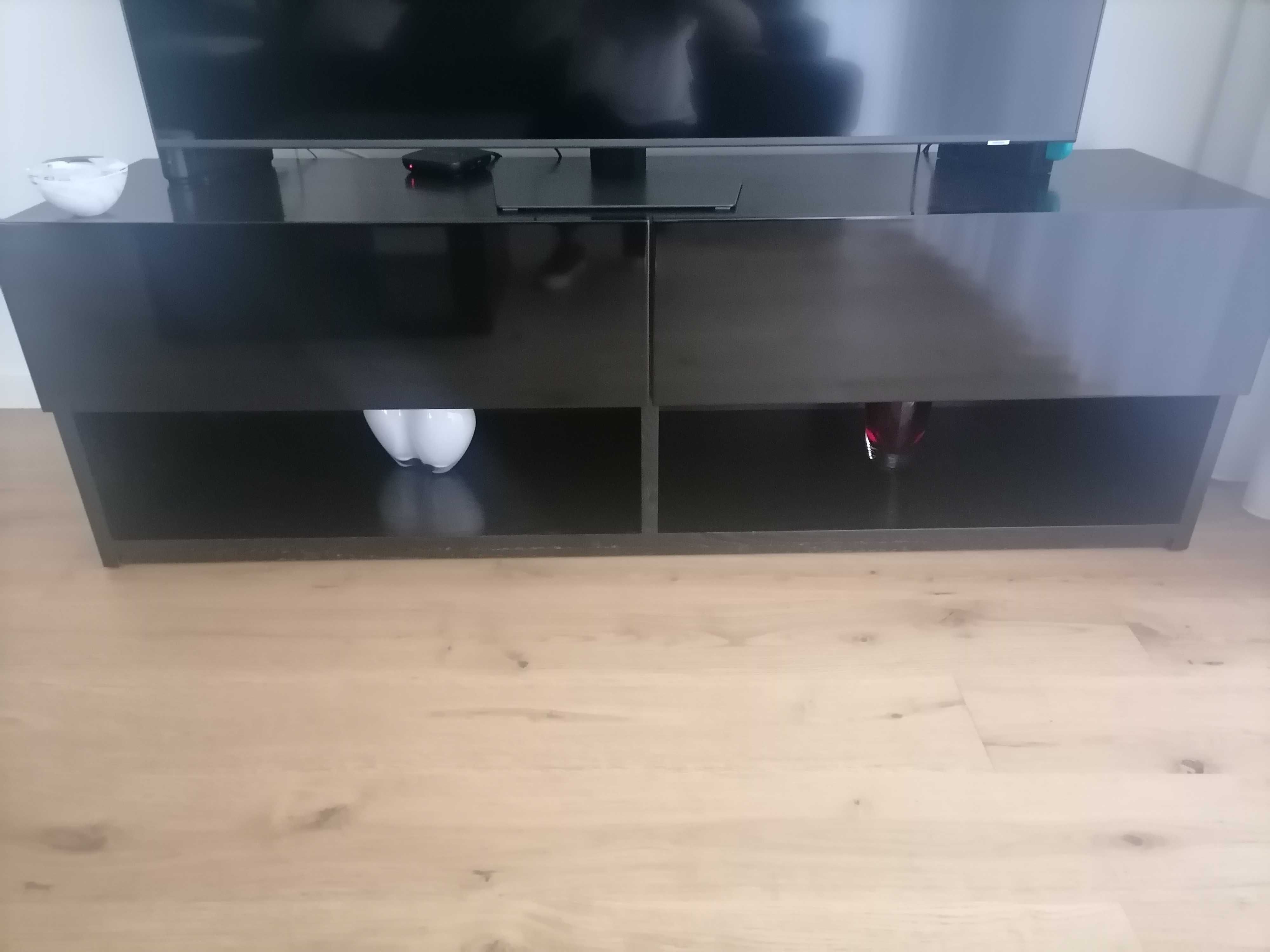 Móvel tv com gavetas lacadas e forradas