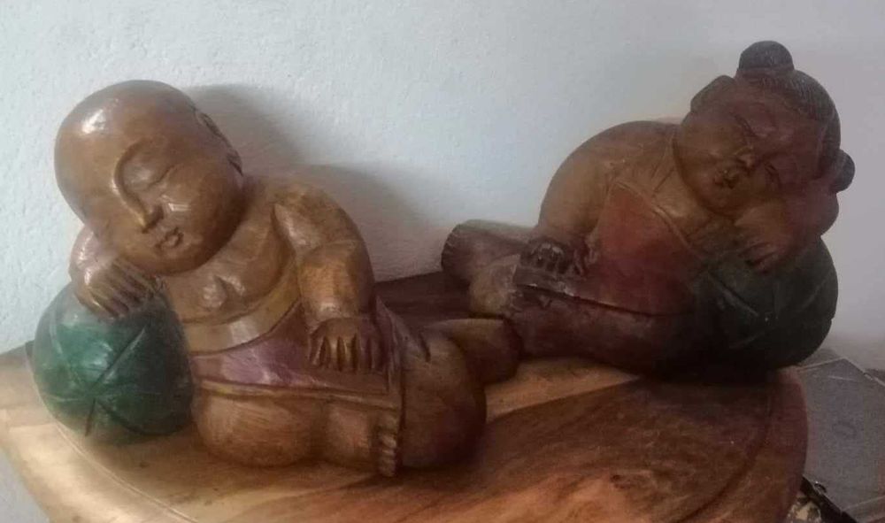 Antigo Par esculturas orientais "Crianças dormindo sobre travesseiros"