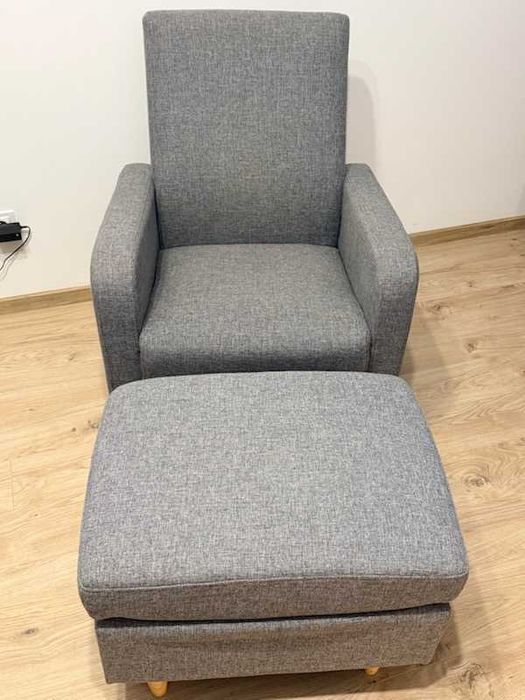Fotel z podnóżkiem szary Jysk model GEDVED