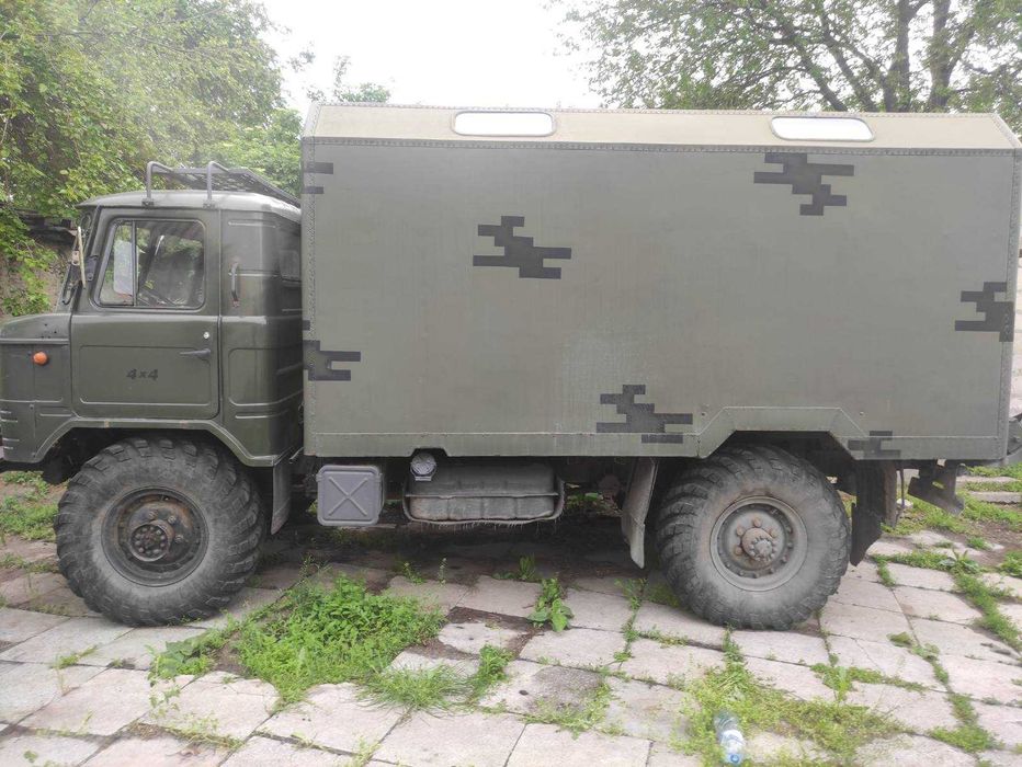 Два ГАЗ-66. Один на повному ходу, другий як донор або для відновлення