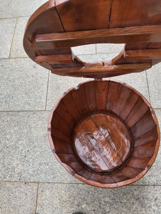 Caixote de lixo feito de barril
