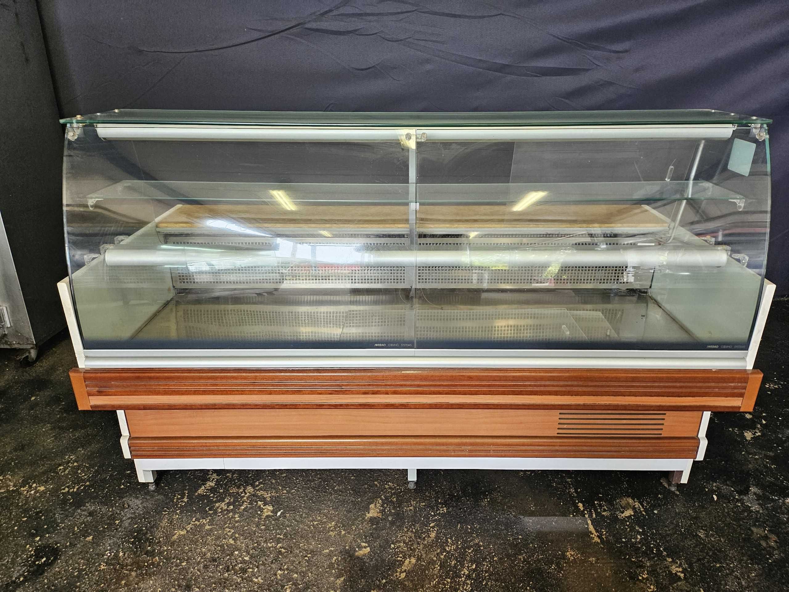 Vitrine refrigerada para cafetaria