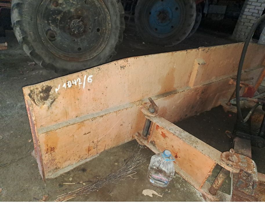 Трактор т-150 з відвалом.