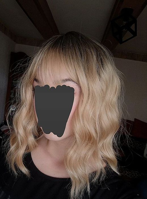 Piękna krótka blond peruka