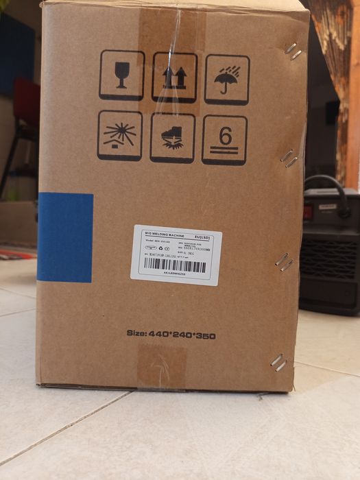 Máquina de soldar com um dia de trabalho completamente nova. vai com t