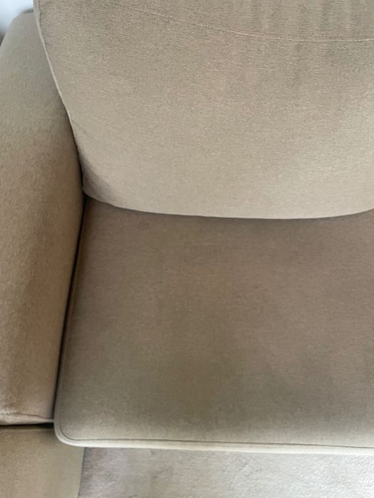 Dois sofás castanho claro