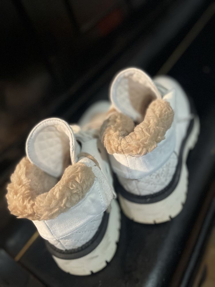 Белые, женски ботинки на меху 41 размер