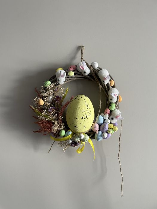 Ozdobny wieniec na drzwi