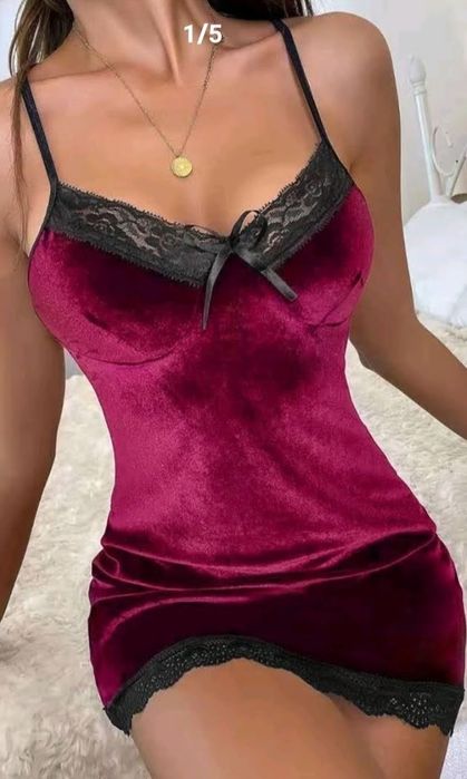Camisa com renda no decote justa curta  moderna