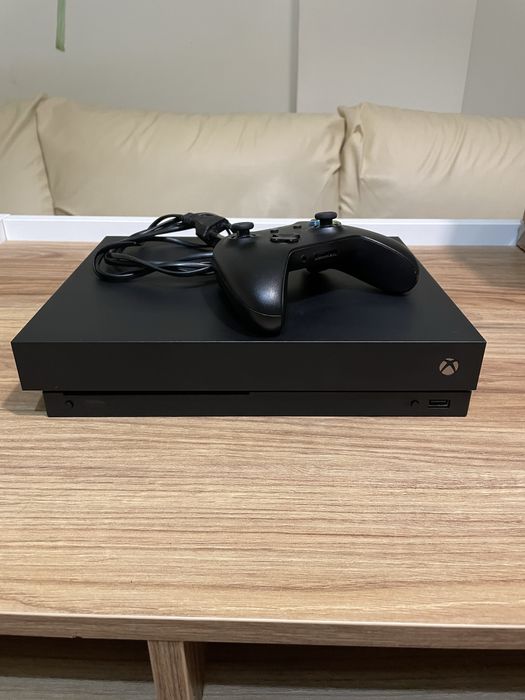 Xbox One X 1TB + Comando