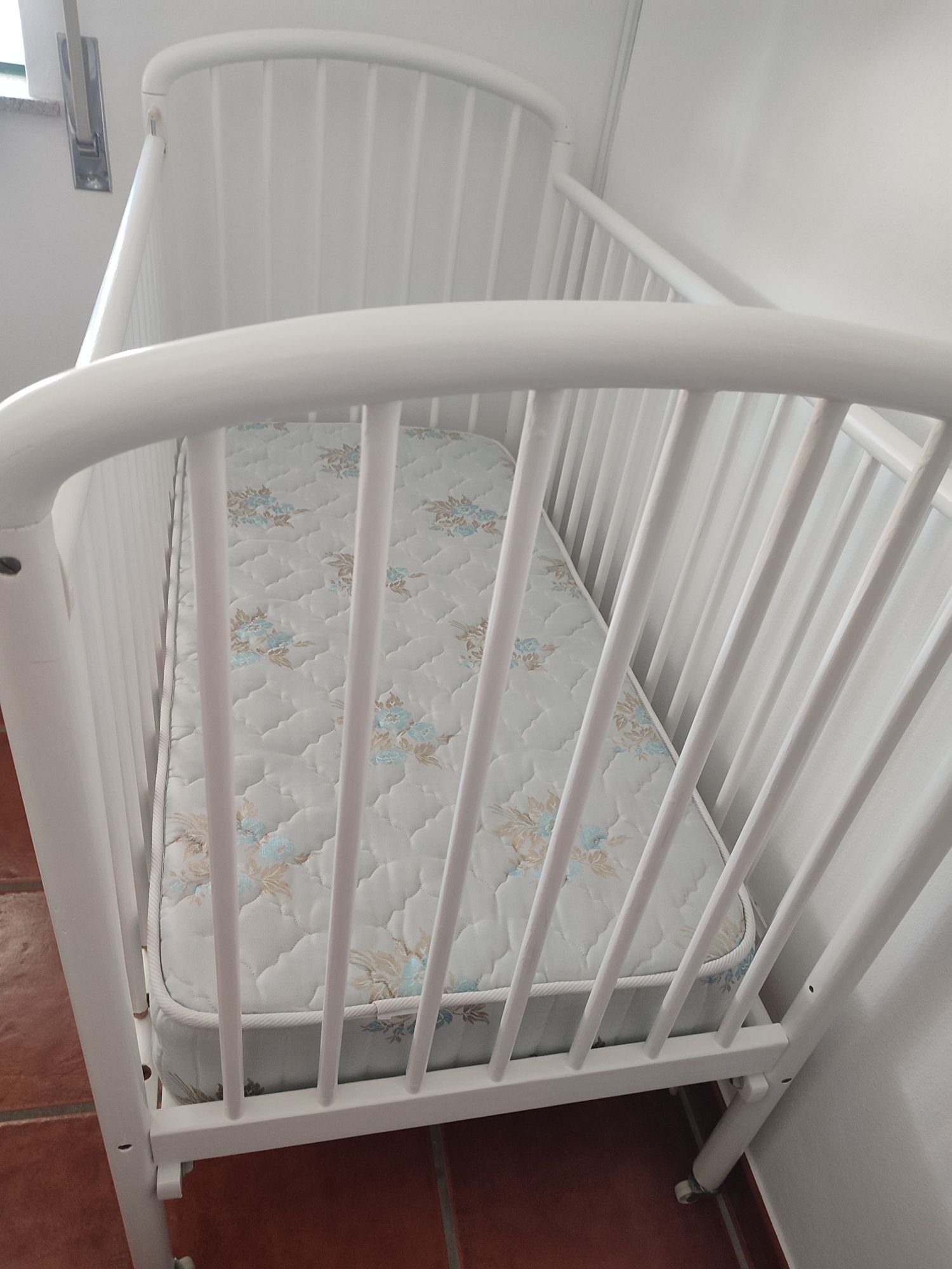 Vendo cama e colchão de bebé