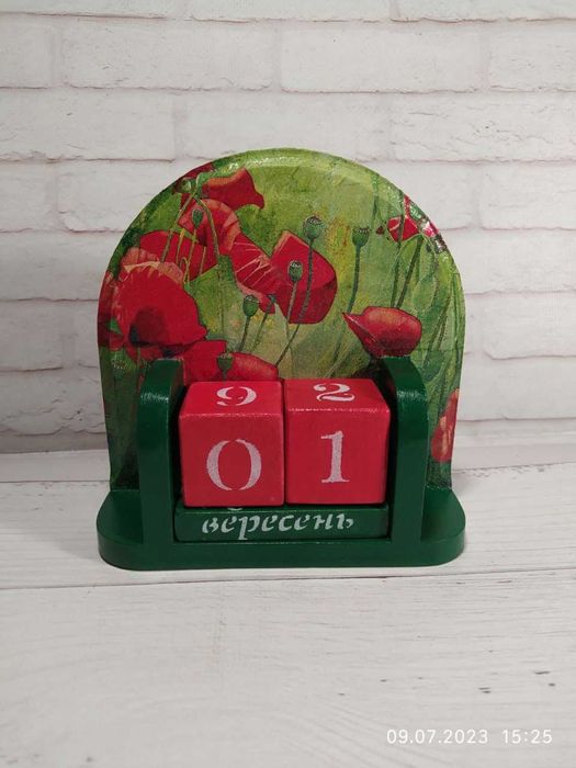 Дерев'яний вічний календар у техніці декупаж