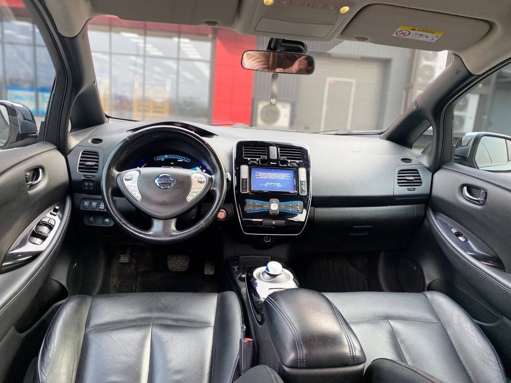 Продам Nissan Leaf.