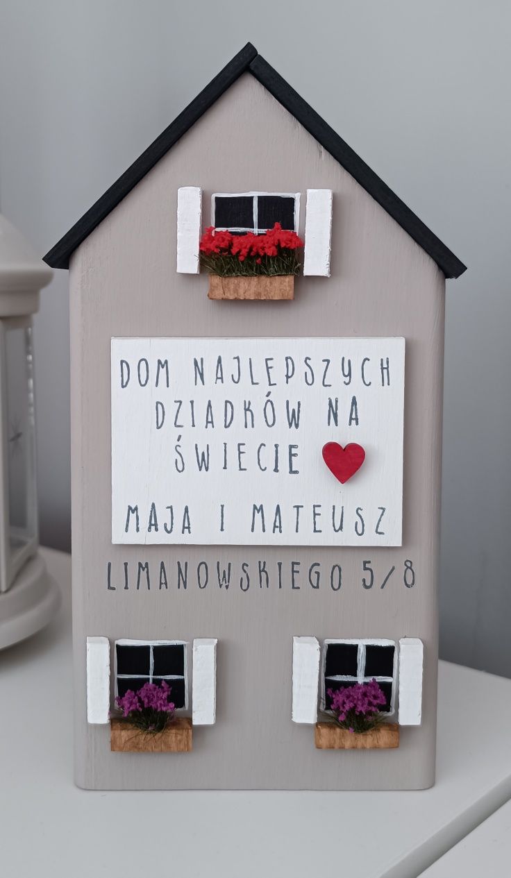 Domek drewniany z napisem prezent dzień babci i dziadka