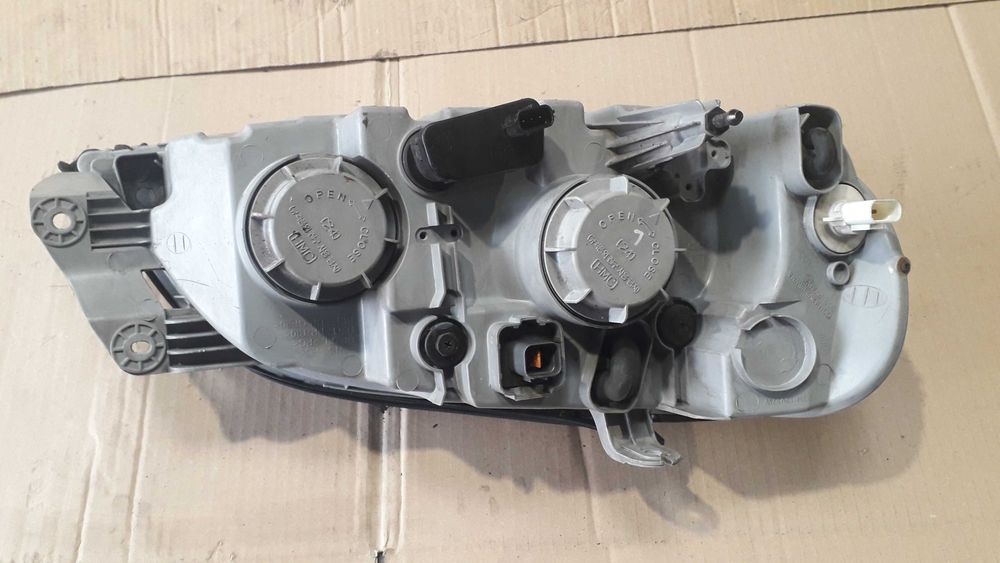 Farol esquerdo KIA CARNIVAL