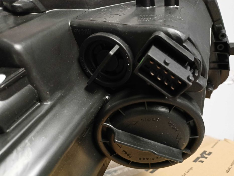 Opel Insignia 08-13 Lampa/Reflektor przód lewy. H7/H1