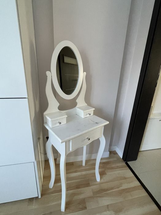 Toaletka biała – z lustrem i szufladkami