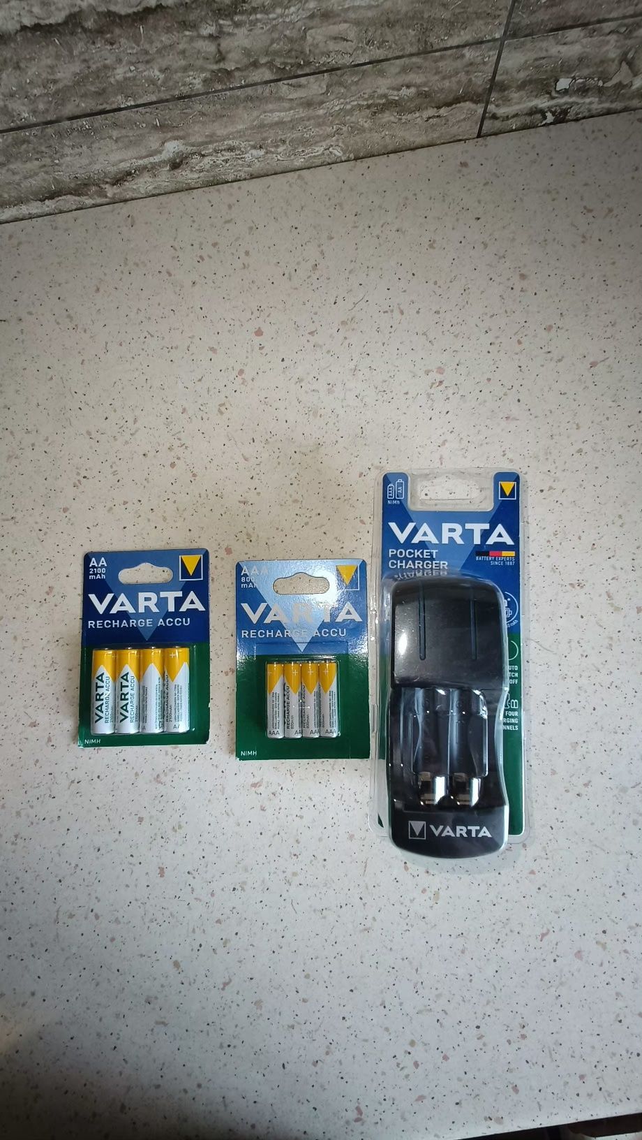 Комлект Varta зарядка +АА 2100mah +4aaa 800mah