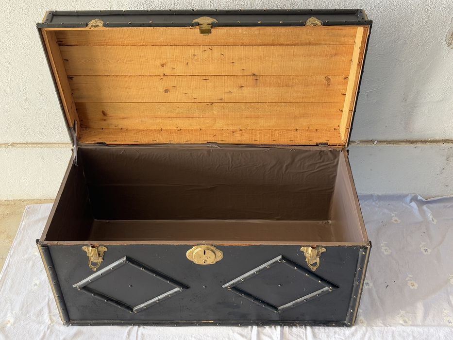 Bau antigo 100 anos aproximadamente grande