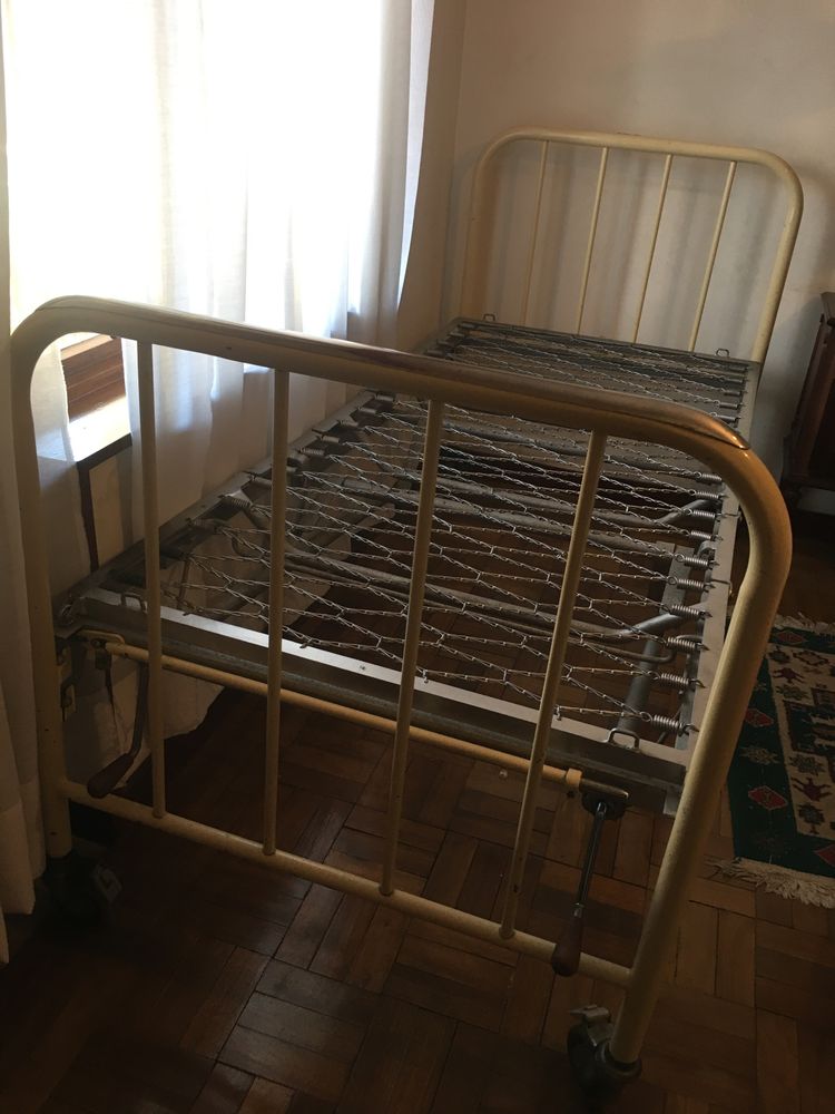 Cama articulada hospitalar