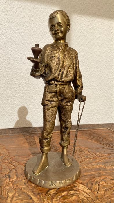Estatueta em bronze menino e o piao