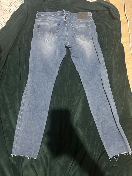 Calças a 10€ cada