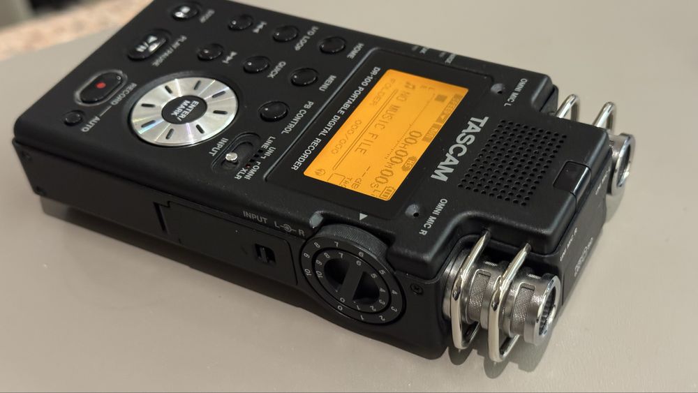 Tascam DR-100 z pilotem rejestrator