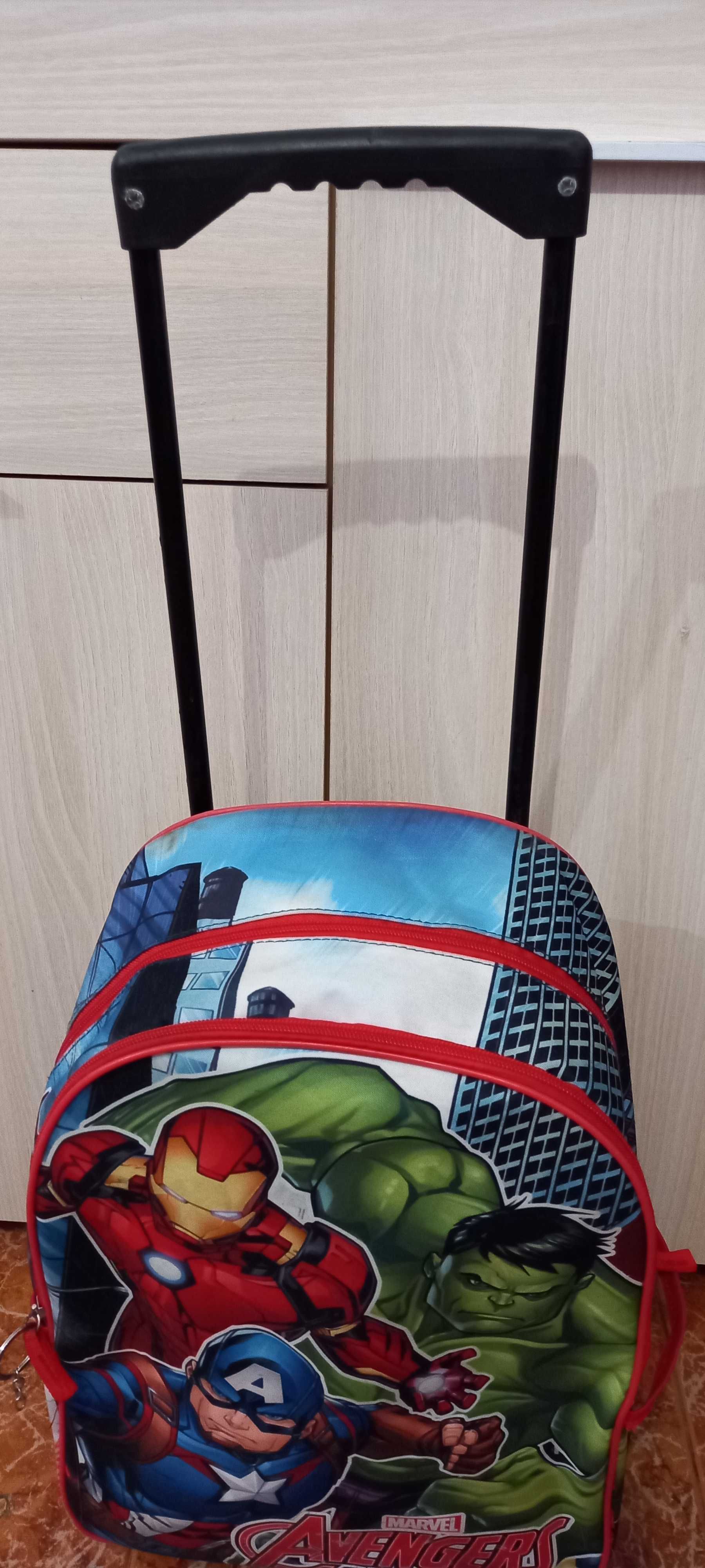 vendo  2 mochilas de rapaz ) + ( 2 carrinhos de bebé