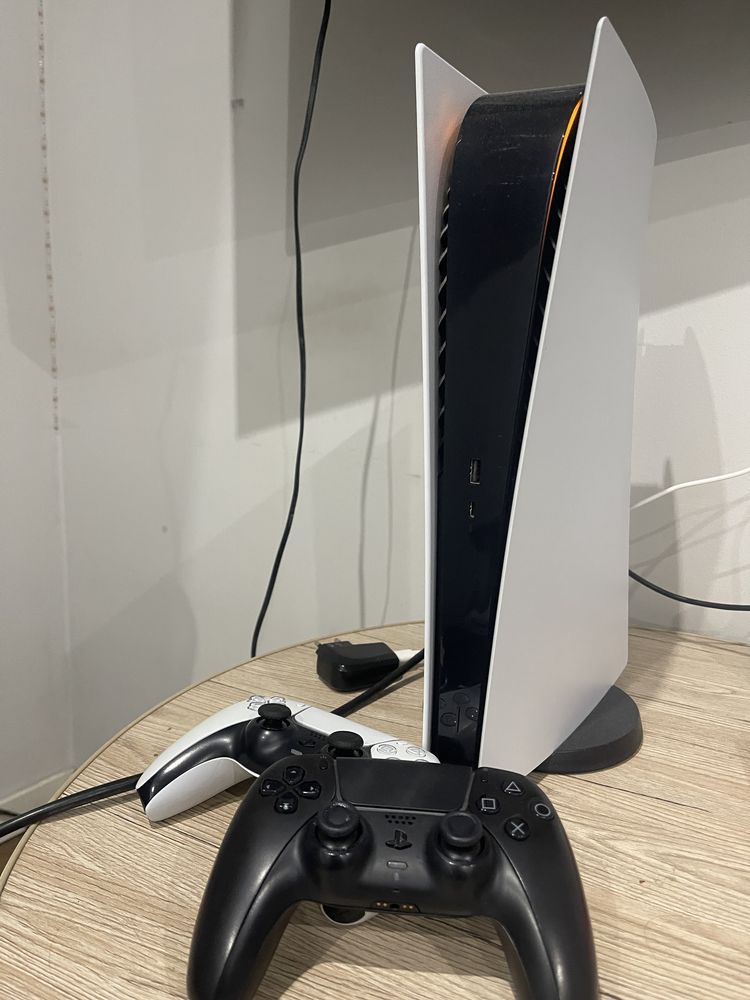 Ps5 z 2 padami oraz okablowanie