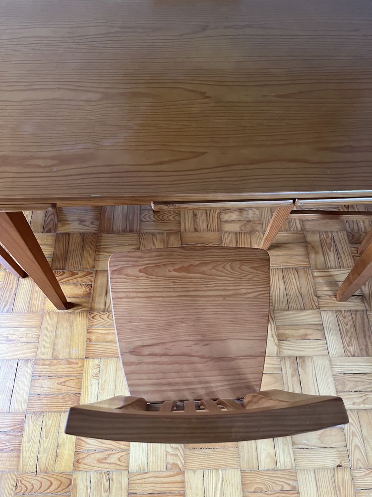 mesa de madeira extensível + 4 cadeiras
