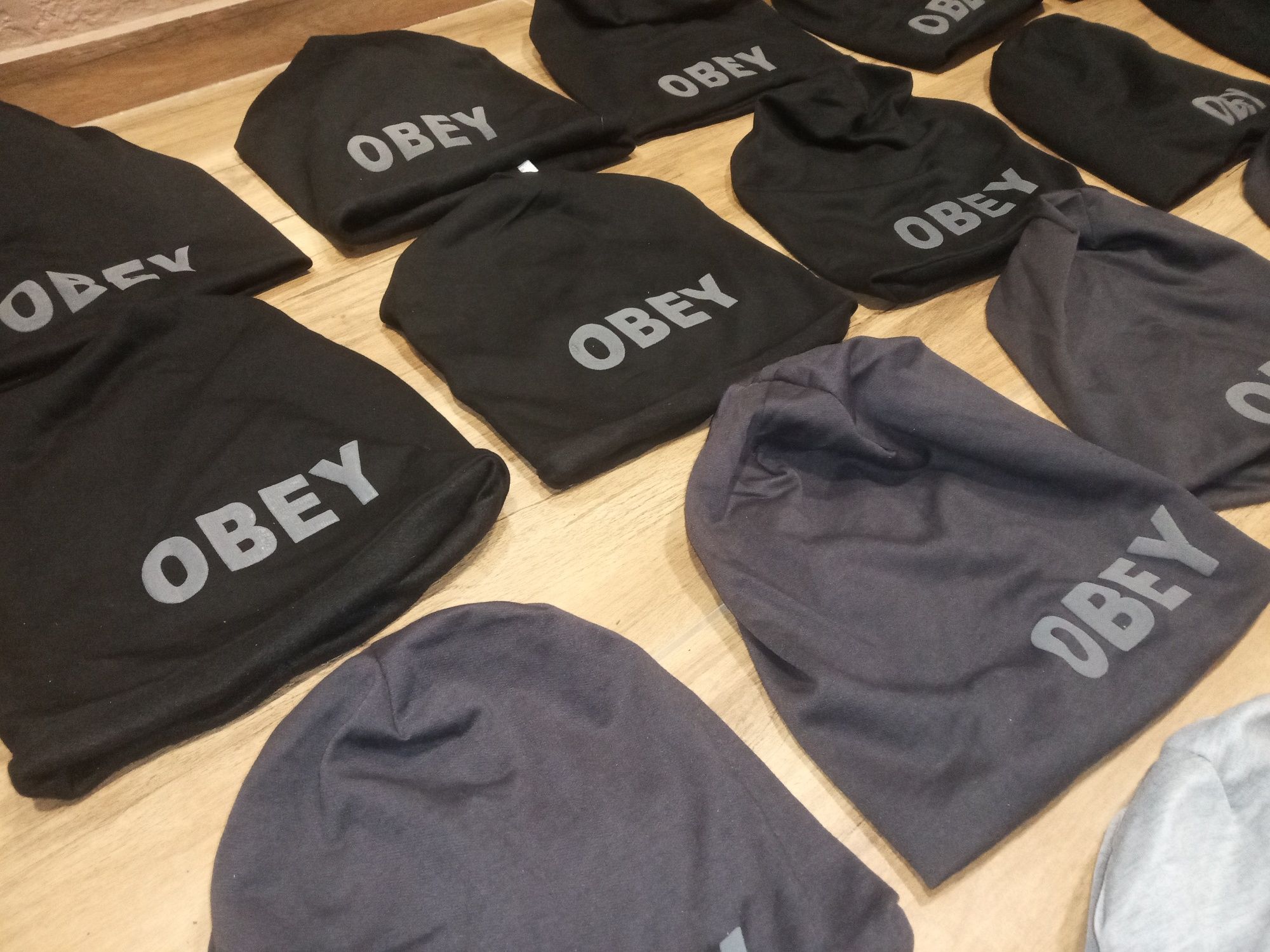 Шапки з написом OBEY китайські 19 шт