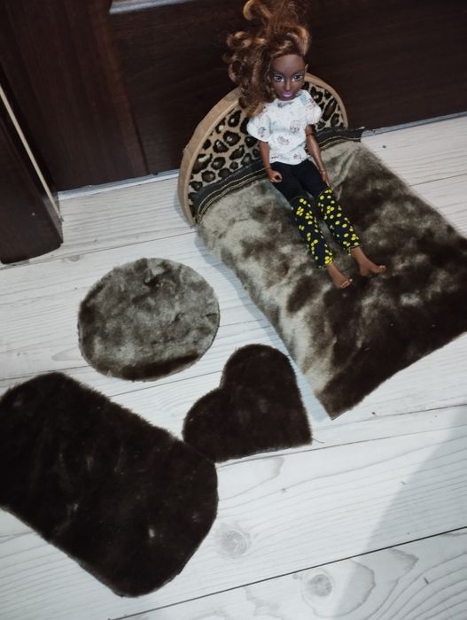 Постільне  з ковриками для кукли