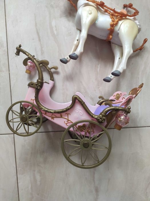 Karoca dla lalek Barbie z chodzącym koniem.