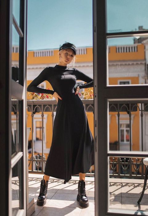 Сукня довжиною міді , з відкритою спиною