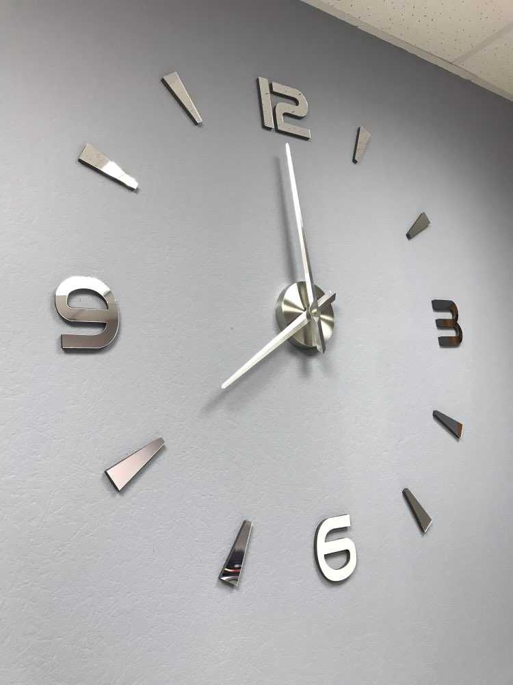 Relógio de parede em 3D, 130cm de diâmetro.