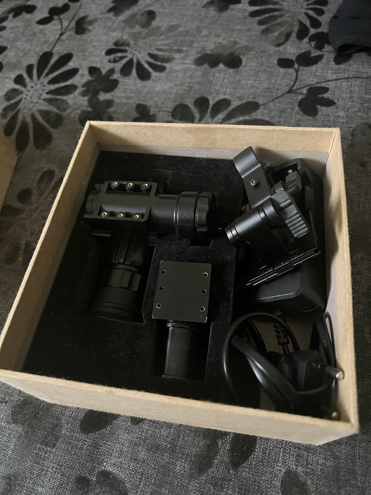 Прилад нічного бачення NVG 10 під шолом Vector Optics WiFI