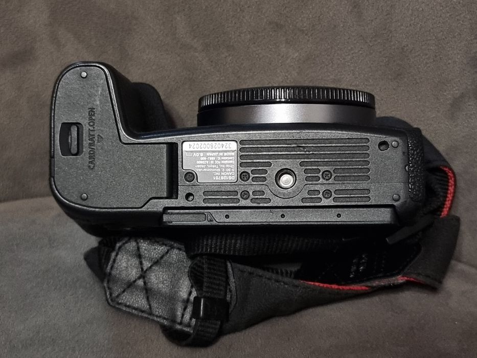 Canon EOS RP з адаптером EF-EOS R, обєктивом-заглушкою.