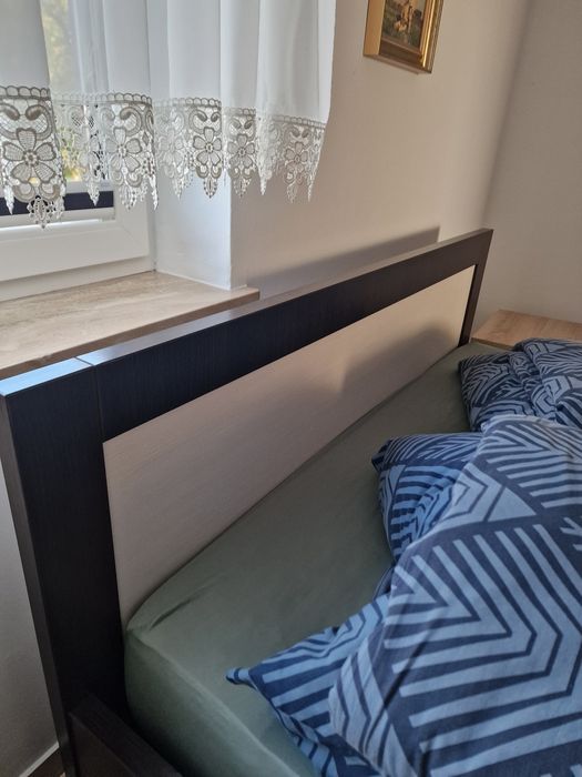 Łóżko z stelażem i materacem