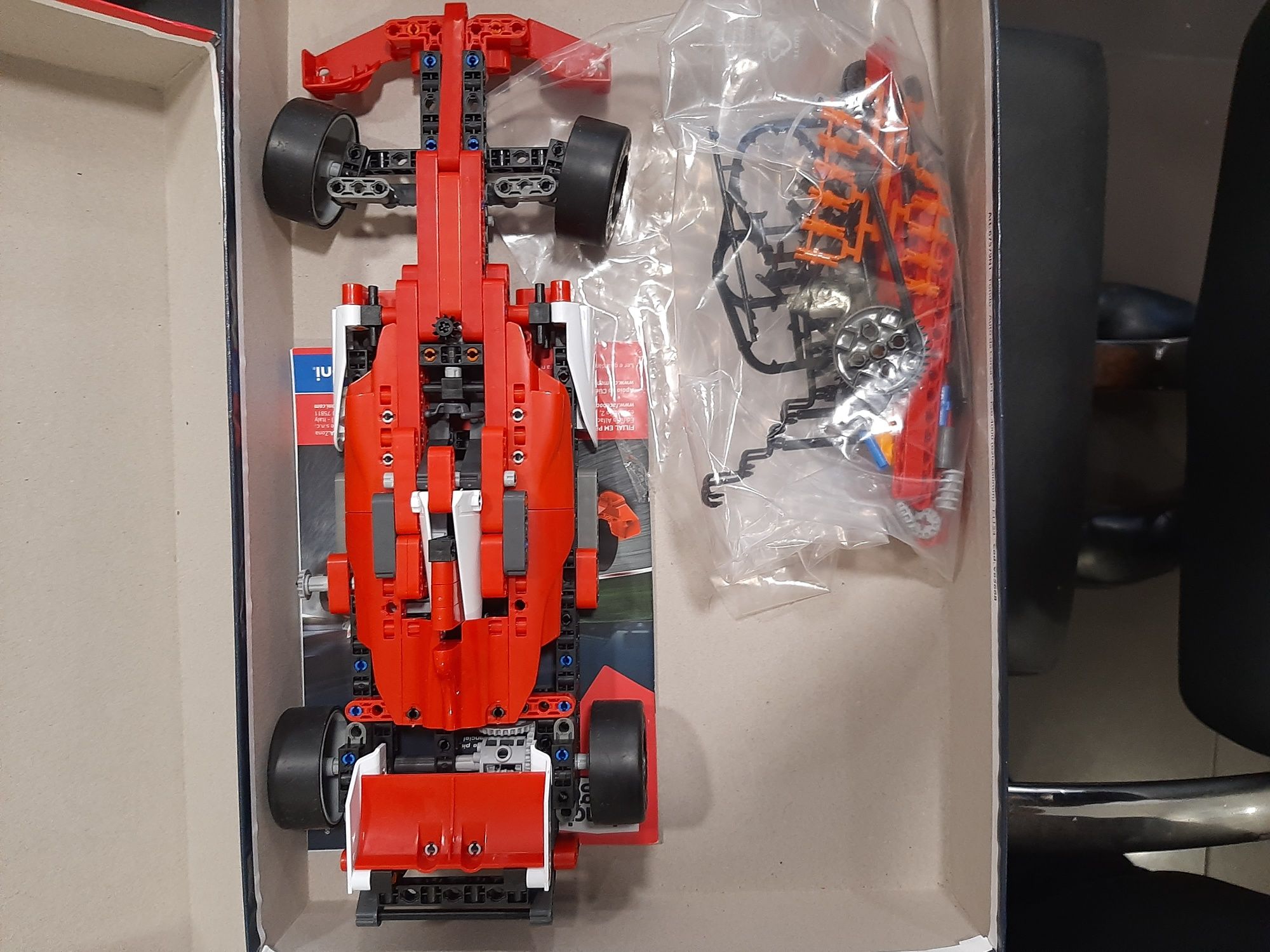 Lego carro formula 1 bom estado  dentro na caixa portes a cargo do com