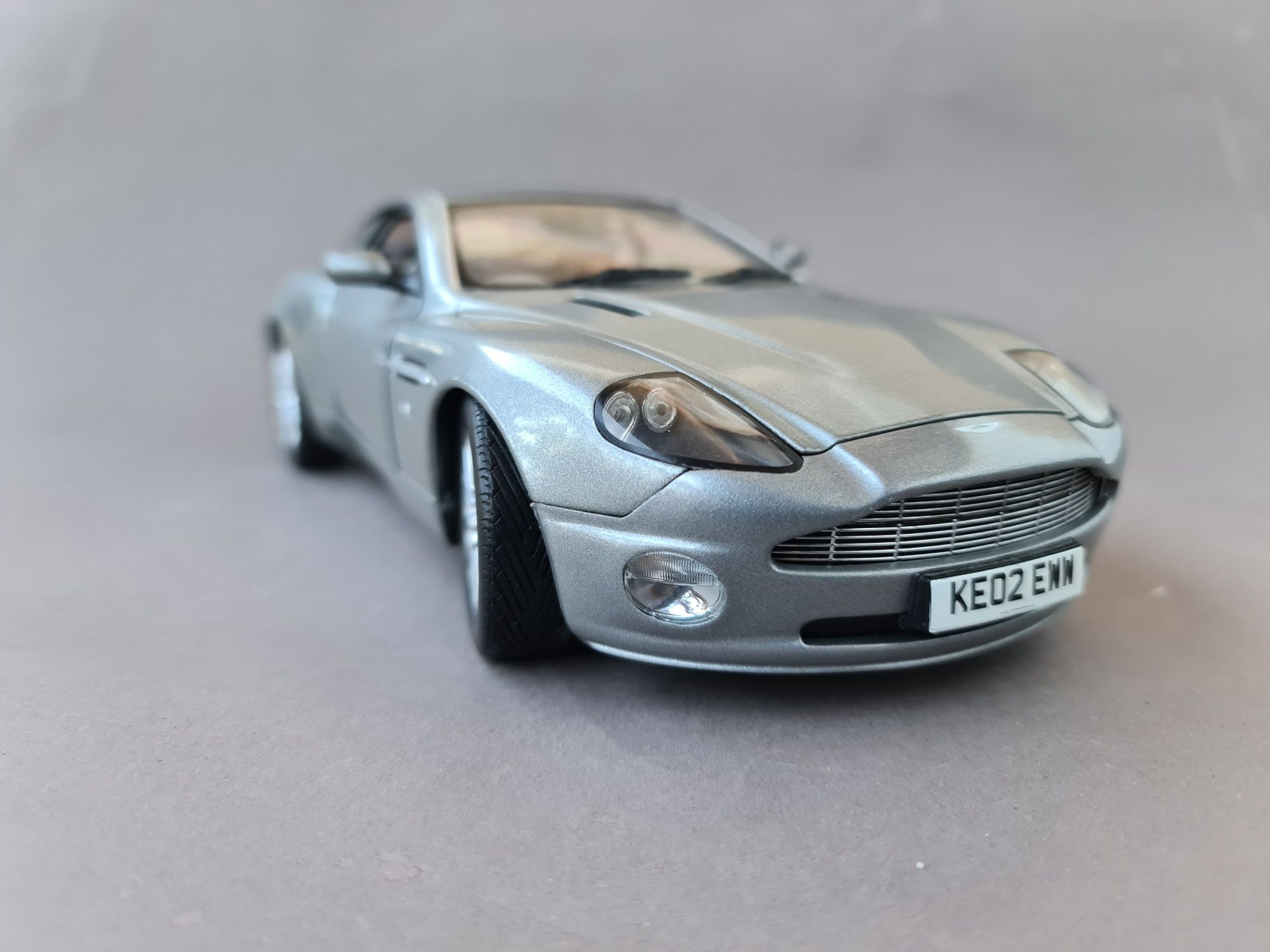 Aston Martin v12 vanquish James Bond model w skali 1;18 kolekcja model