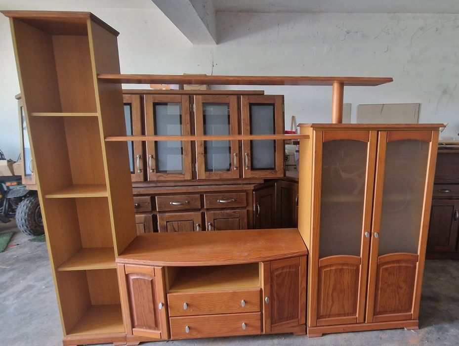 Móvel de sala em pinho mel - com zona TV , estante e armário de vidro