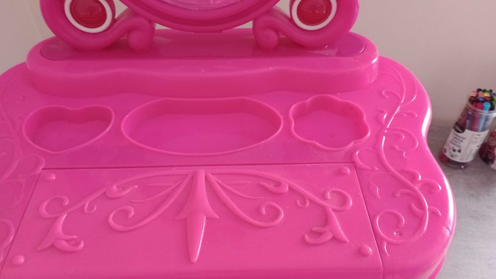 Toaletka z lustrem i pianinem dla dziewczynki